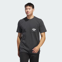 ADIDAS MEN'S BALL RETRIEVAL GRAPHIC POCKET TEE - CARBON